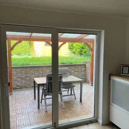 Mit Garten Und Ueberdachter Terrasse