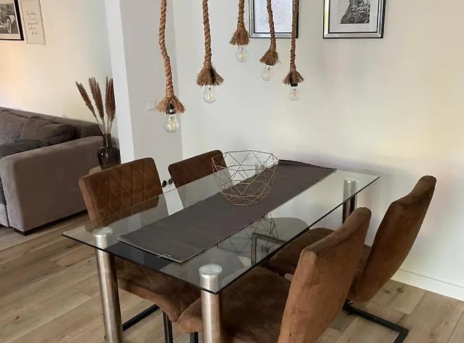 Mit Garten Und Ueberdachter Terrasse *