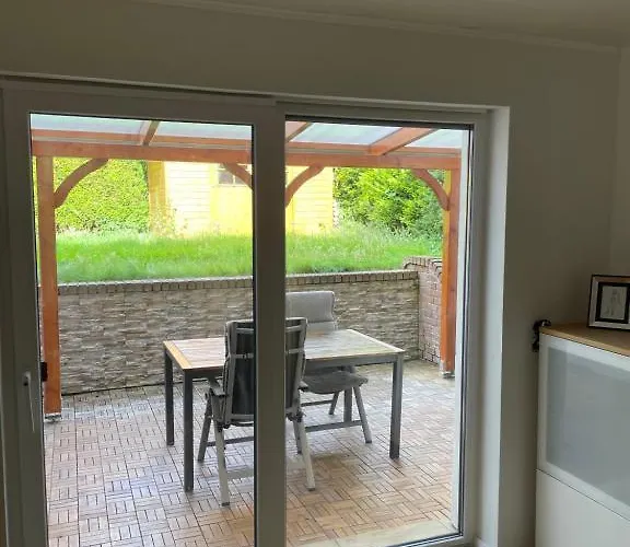 Mit Garten Und Ueberdachter Terrasse